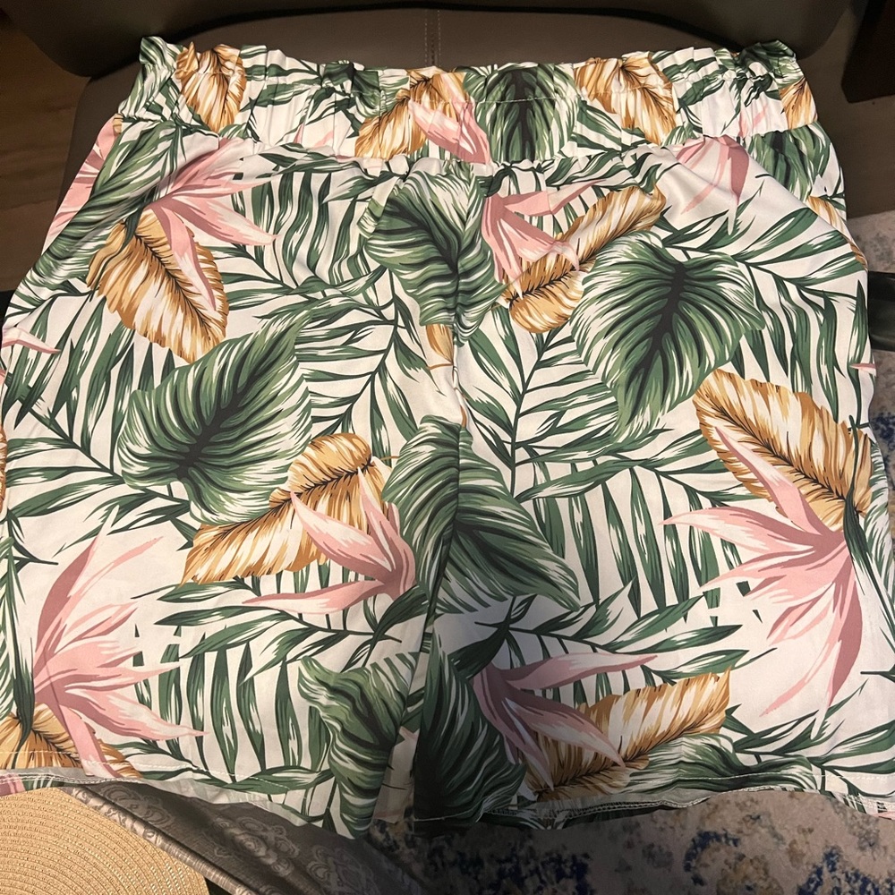 Shein white / tropical shorts size 2x